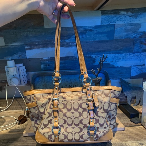 Coach Handbags - Excellent condition coach bag!!!